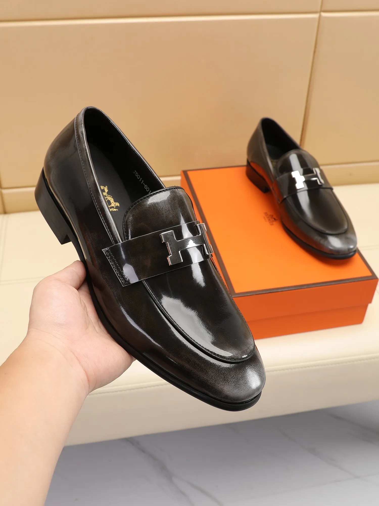 Factory price 460💶[HERMES] (cowhide lining)🍀Italian top luxury🍀He does not pursue novel styles and gorgeous colors, but attracts the favor of successful men with his flawless, elegant and classic style! This very, very comfortable, simple and stable style makes it easy to match any style! The pattern is absolutely 1:1 refined from the original case, and we strive for excellence in materials, imported cowhide + cowhide lining💪💪💪extraordinary texture👍! .Code number: 39 to 44 (38.4546 customized)